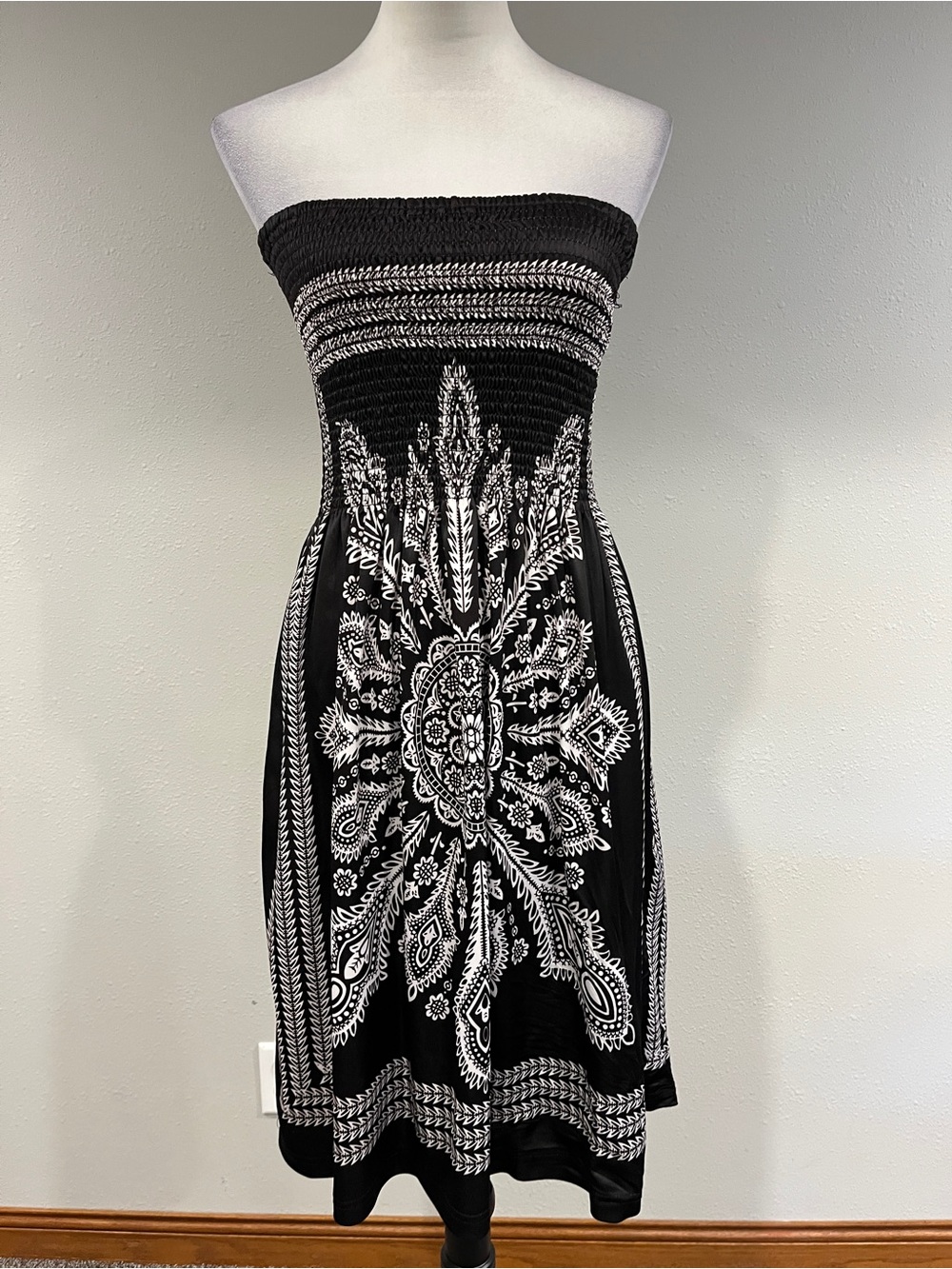 Clearance! Venus Strapless Smocked Sundress with floral paisley Print size small